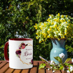 Mug Bride blanc fleuri or géométrique nom du mariage<br><div class="desc">Un style boho bohème bohème branché pour une douche nuptiale ou mariage. Décoré de roses de couleur aquarelle en bordeaux et rose. Arrière - plan blanc élégant. Un cadre géométrique en faux or. Avec le texte : Fête des mariées écrite avec un script de style écrit à la main. Modèle...</div>