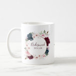 Mug Bridesmaid Bourgogne et Rose de la marine Aquarell<br><div class="desc">Envoyez un beau cadeau personnalisé à votre femme de chambre extraordinaire qu’elle chérira pendant des années avec notre chaise à nom rose à l’aquarelle bordeaux et marine rose. Le design présente nos élégantes fleurs d'aquarelle peintes. Un Beau arrangement floral de bordeaux rouge, de bleus profonds et de fleurs roses rousses...</div>