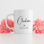 Mug Bridesmaid Mariage Simple Modern Script Nom<br><div class="desc">Bridesmaid Mariage Simple Modern Calligraphy Script Personnalisé Nom Coffee Mug présente le nom de votre femme d'honneur dans un élégant script de calligraphie noire accentué d'un coeur d'amour simple avec l'ajout de votre texte personnalisé comme la date et bridemaid. Les couleurs de texte et de coeur peuvent être ajustées dans...</div>