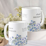 Mug Bridesmaid Periwinkle Fleur sauvage élégant floral<br><div class="desc">Bouge de femme de chambre personnalisée avec le nom et les détails mariages et décorée avec des fleurs sauvages aquarelles. Changez le rôle pour créer un cadeau de conservation pour toutes les dames de votre mariage. Ce design floral sucré présente des fleurs sauvages délicates et féminines dans une palette romantique...</div>