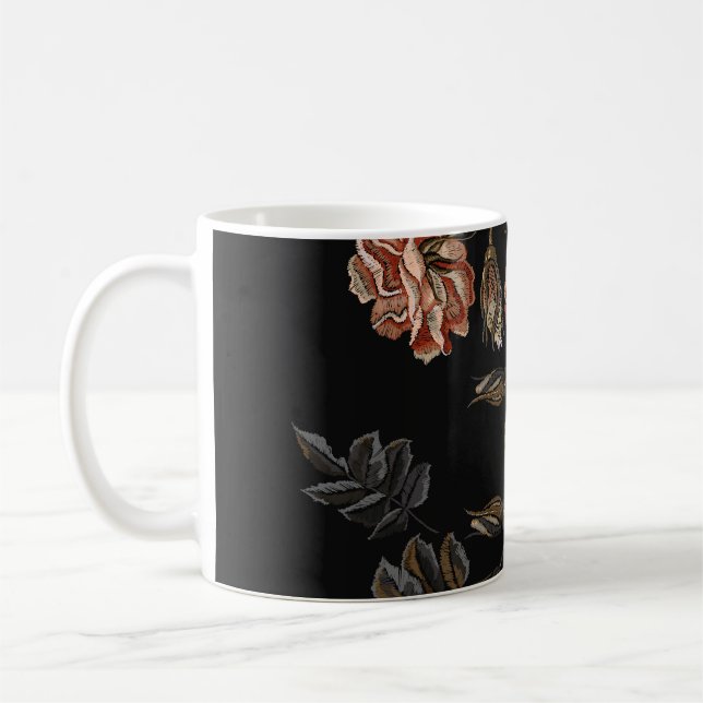 Mug Broderie vintage : roses sur noir. (Gauche)
