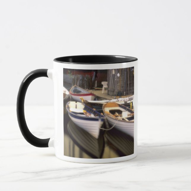 Mug Brouillard entourant quatre bateaux amarrés. (Gauche)