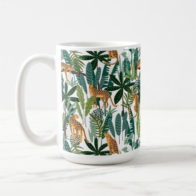 Mug Brown leopard in the tropical lush jungle leaves (Gauche)