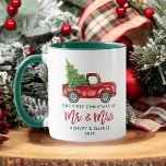 Mug Brush Script Premier Noël M. Mme Truck Green<br><div class="desc">Brosse moderne Script Notre premier Noël en tant que Monsieur et Madame Watercolor Camion rouge Vintage avec Mug café Arbre de Noël - Vert et Blanc</div>
