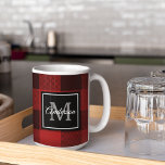 Mug Buffalo rouge abattu | Initiale personnelle | Café<br><div class="desc">Enveloppez vos proches dans la chaleur et le charme du Red Buffalo Plaid classique avec une touche personnelle. Que ce soit pour un anniversaire,  un anniversaire ou juste pour montrer à quelqu'un qui vous tient à coeur,  ce cadeau personnalisable fera certainement une impression durable.</div>