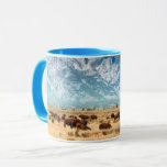 Mug Buffle sous les montagnes du Grand Teton<br><div class="desc">Cette photo montre des bisons sur la prairie,  au-dessous du massif de Grand Teton. Couleurs d'automne sur la chaîne de montagnes Grand Teton. En hiver,  le bison (ou bison) quitte le parc national Yellowstone.</div>