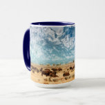 Mug Buffle sous les montagnes du Grand Teton<br><div class="desc">Cette photo montre des bisons sur la prairie,  au-dessous du massif de Grand Teton. Couleurs d'automne sur la chaîne de montagnes Grand Teton. En hiver,  le bison (ou bison) quitte le parc national Yellowstone.</div>