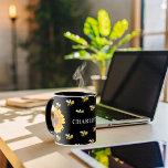 Mug Bumble noir abeilles nom de tournesol jaune<br><div class="desc">Décoré de bees de bosse jaunes et noirs souriantes et de grands tournesols aquarellés. Un arrière - plan noir chic. Personnalisez et ajoutez un nom.</div>
