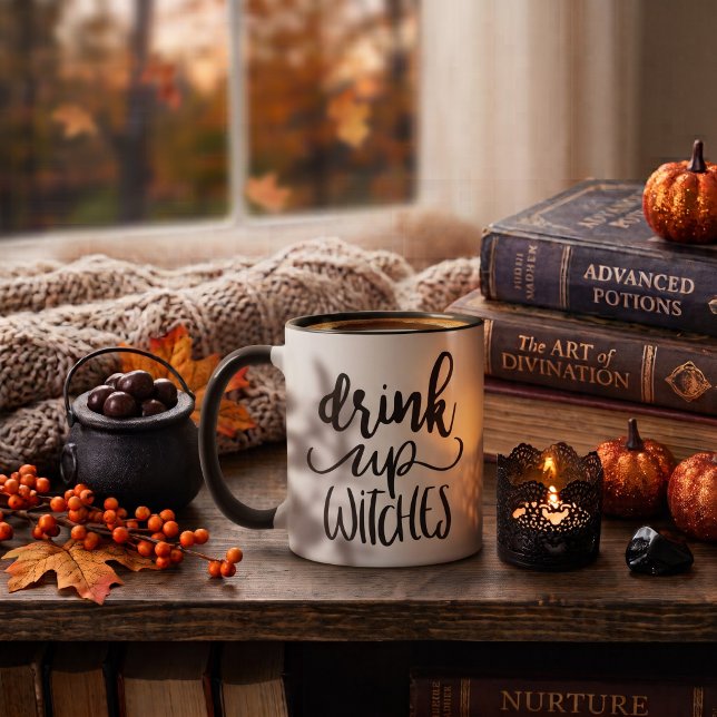 Mug Buvez les sorcières drôle de citation de script Ha (Brew up some fun with this Drink Up Witches funny Halloween script quote design. )