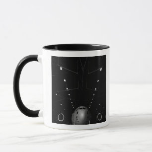 Mug C.A. - 17 Globemaster III se repose dans un hangar