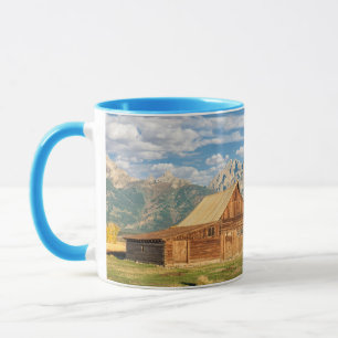 Mug Cabine de rondin près de chaîne de montagne