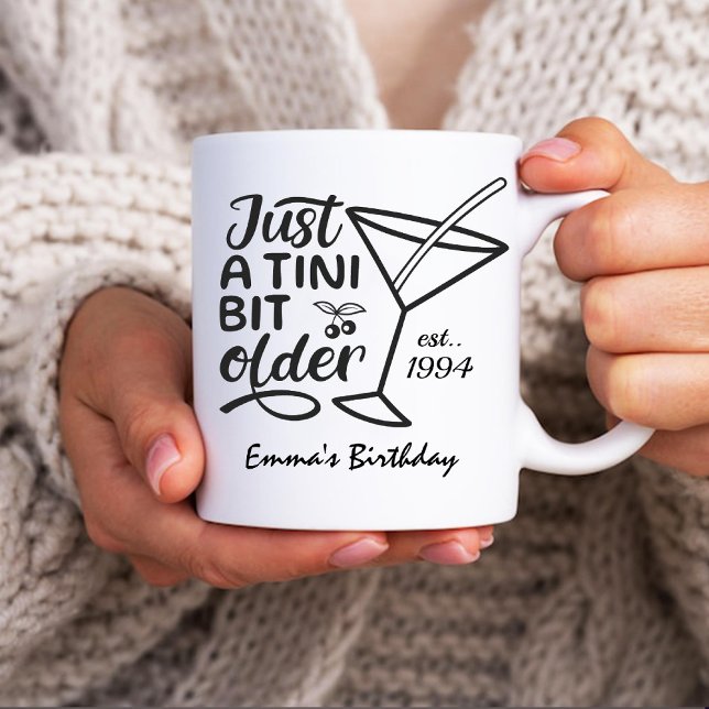 Mug Cadeau d'anniversaire un peu plus âgé pour elle (Just A Tini Bit Older Birthday Gift For Her Coffee Mug)