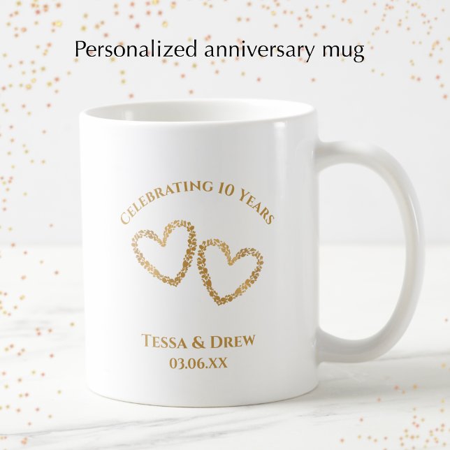 Mug Cadeau de 10 ans de mariage moderne personnalisé (Add the couple’s names and anniversary date for a unique golden heart keepsake mug.)