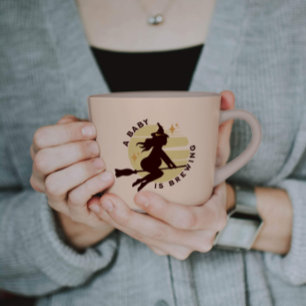 Mug Cadeau de Baby Shower Retro Witch Baby est en trai