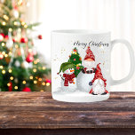 Mug Cadeau de Noël Gnome Snowman<br><div class="desc">Cute Gnome Snowman Christmas Gift Coffee Mug avec un nom personnel ou un nom de famille. Le design mignon a un trois gnome,  bonhomme de neige adorable,  arbres de Noël et écriture manuscrite. Personnaliser avec un nom personnel ou familial. Grand cadeau de Noël pour la famille et les amis.</div>