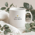 Mug Cadeau du coeur doré moderne<br><div class="desc">Conçu sur mesure,  une tasse à café cadeau de femme de chambre avec calligraphie moderne classique au design de coeur doré.</div>