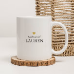 Mug Cadeau du coeur doré moderne<br><div class="desc">Conçu sur mesure, une tasse à café cadeau de femme de chambre avec calligraphie moderne classique au design de coeur doré.</div>