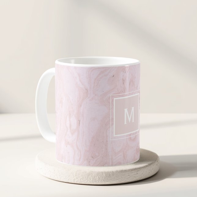 Mug Cadeau initial personnalisé en marbre rose moderne (Créateur téléchargé)