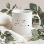Mug Cadeau minimaliste moderne de servante d'accueil<br><div class="desc">Tasse-cadeau conçue sur mesure pour femme de chambre avec design moderne noir et blanc avec nom de script personnalisé.</div>