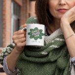 Mug Cadeau personnalisé Cool Tante Club pour Tante Ret<br><div class="desc">Célébrez votre tante géniale avec cette tasse à café rétro "Cool Aunt Club" personnalisée ! Dotée d'un design amusant d'inspiration vintage et customisée avec son nom, cette tasse est parfaite pour la tante qui apporte style et plaisir à chaque instant. Avec ses ambiances nostalgiques, c’est une excellente façon pour n’importe...</div>