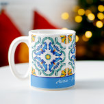 Mug Cadeaux de demoiselles de promo bleu Majolica tuil<br><div class="desc">Les cadeaux Bridesmaid privilégient les tuiles bleues de Majolica personnalisé tasse de nom personnalisé. De belles couleurs vives et vives font un merveilleux cadeau de conservation pour vos amis spéciaux.</div>