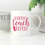 Mug Café, Enseigner, Répéter | Maître<br><div class="desc">Connais-tu un professeur qui court avec du café ? Ils vont adorer cette mignonne tasse de citation avec le dicton "café,  enseigner,  répéter" dans la dynamique typographie rose fuchsia lettrée à la main avec une illustration de tasse de café embellie du coeur.</div>