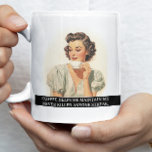 Mug Café M'Aide Drôle Retro les années 50 Dit<br><div class="desc">Cette conception a été créée par art numérique. Elle peut être personnalisée dans la zone fournir ou customiser en choisissant le clic pour customiser une autre option et en changeant le nom, les initiales ou les mots. Vous pouvez également modifier la couleur et le style du texte ou supprimer le...</div>