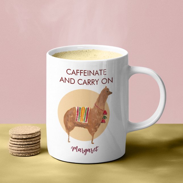 Mug Caffeinate Porte Sur Llama Alpaca Animal Dessiné À (This cute personalized alpaca llama coffee mug reads: "Caffeinate and Carry On.")