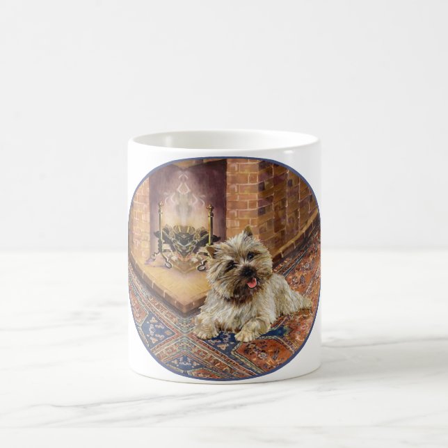Mug Cairn Terrier près d'une cheminée confortable (Centre)