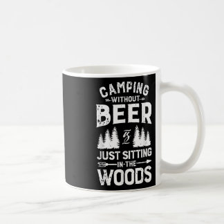 Mug Camping Sans Bière Est Juste Assis Dans Les Bois