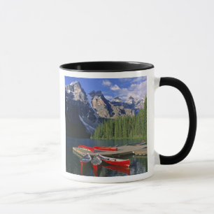 Mug Canada, Alberta, lac Moraine. Des canoës rouges at