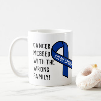 Mug Cancer sali avec la famille fausse (deux points)