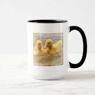 Mug Canetons jaunes brouillés des images   de Getty