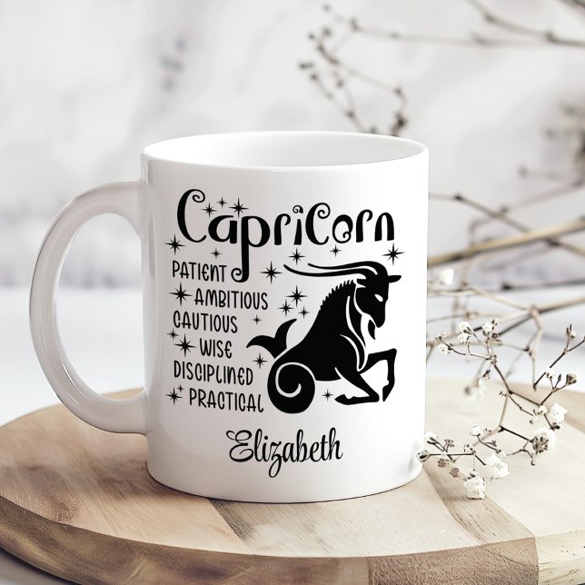 Mug Capricorne Zodiac Horoscope Nom personnalisé (Capricorn Zodiac Horoscope Custom Name Coffee Mug on a boho wooden kitchen table.)