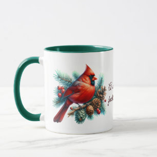 Mug Cardinal sur la branche des pins avec les baies d'