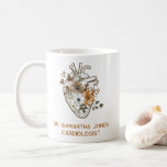 Mug Cardiologue floral du coeur anatomique personnalis<br><div class="desc">Illustration médicale cardiaque anatomique tasse à café pour un cardiologue ou un étudiant médical à personnaliser avec votre nom. Parfait pour une clinique de cardiologie ou une pratique médicale. Coeur anatomique avec fleurs d'automne en terre cuite.</div>
