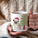Mug Carlin 1er Noël Personnalisé<br><div class="desc">Faites de cette saison des Fêtes un moment spécial avec cette adorable tasse de carlin de Noël ! Doté d'un carlin d'aquarelle mignon qui fait pivoter un chapeau de Père Noël, il est parfait pour fêter un premier Noël dans le style.</div>