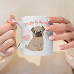 Mug Carlin adorable "Carlins et baisers" Photo personn<br><div class="desc">Design à thème adorable sur le carlin avec une illustration douce et drôle de chiot carlin. Ce design peut être facilement personnalisé avec votre texte de choix et de photo d'animal de compagnie.</div>