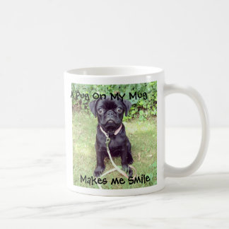 Mug Carlin sur une avance noire mignonne de rose de
