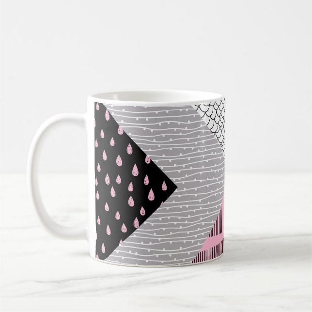 Mug Carreaux de patchwork, motif de dessin main libre. (Gauche)