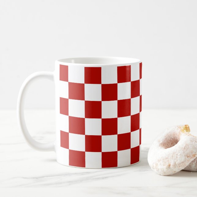Mug Carrés à damier rouge blanc géométrique rétro (Avec donut)