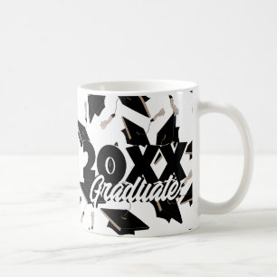 Mug Casquettes de graduation noir jetées en l'air sur 