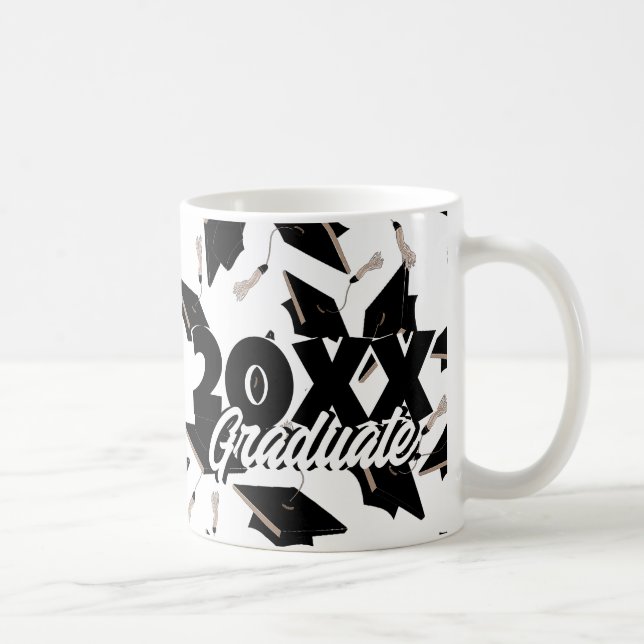 Mug Casquettes de graduation noir jetées en l'air sur  (Droite)