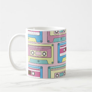 Mug cassettes colorées, motif arrière - plan rose.