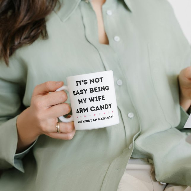 Mug Ce n'est pas facile d'être ma femme bonbon de bras (It’s Not Easy Being My Wife Arm Candy Mug – Funny Gift)