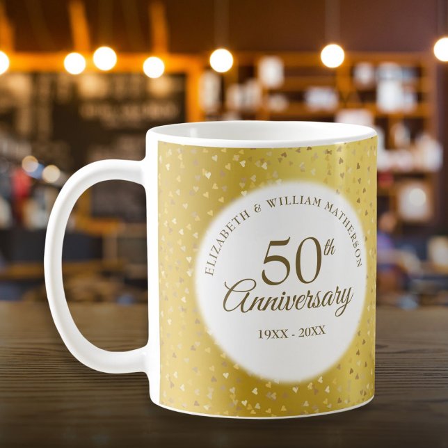 Mug Célébration de 50 ans de mariage - Confettis de co (50th Wedding Anniversary Gold Foil Hearts Confetti Coffee Mug)
