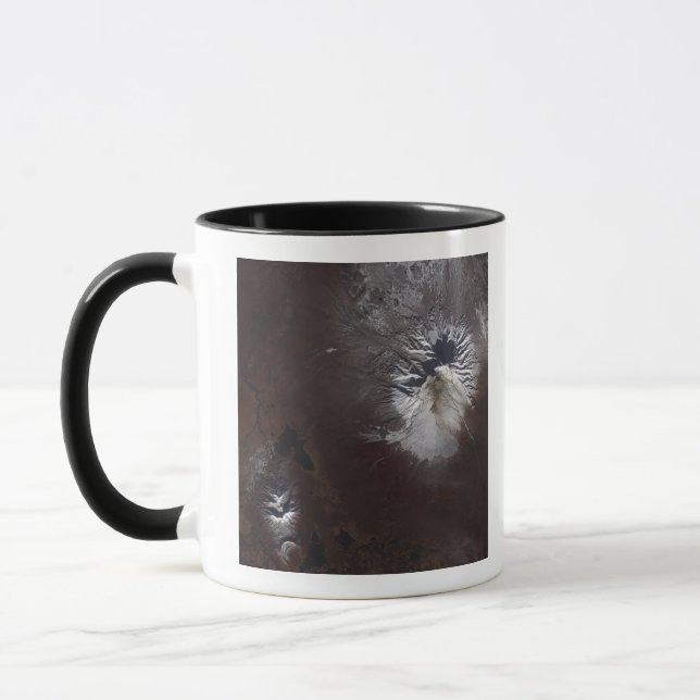 Mug Cendres de cendres sur le volcan Shiveluch en Russ (Gauche)