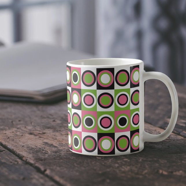 Mug Cercles Motif rétro rose noir vert blanc (A mug with a retro pattern of pink, green, black and white squares)