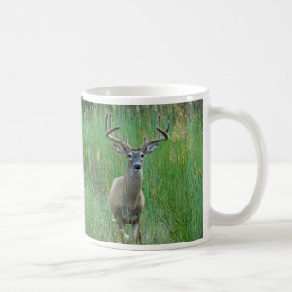 Mug Cerf blanc dans la boue de prairie