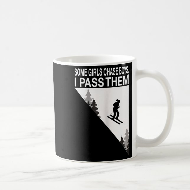 Mug Certaines filles poursuivent les garçons je les dé (Droite)